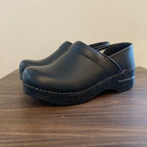 Dansko Black Clogs Size 36 Like New
